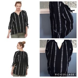 NWT. AGlow L Maternity Blk/Wht Hi Low Peasant Top